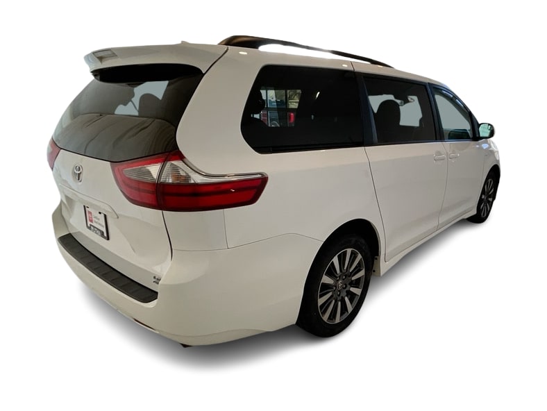 2020 Toyota Sienna LE 19