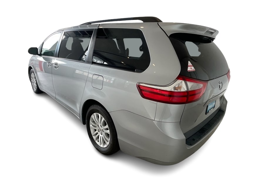 Thumbnail: 2016 Toyota Sienna - 4