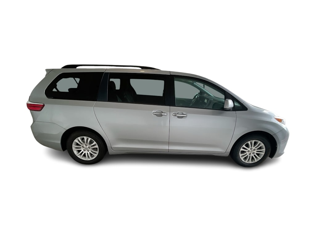 Thumbnail: 2016 Toyota Sienna - 21