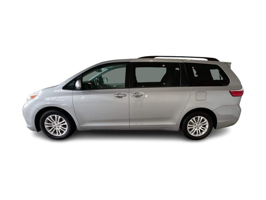 Thumbnail: 2016 Toyota Sienna - 3