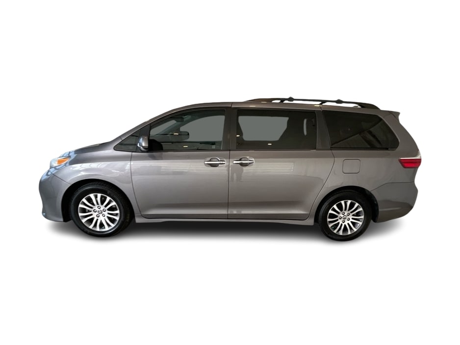 Thumbnail: 2018 Toyota Sienna - 3