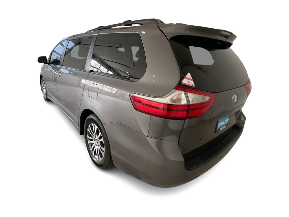 Thumbnail: 2018 Toyota Sienna - 4