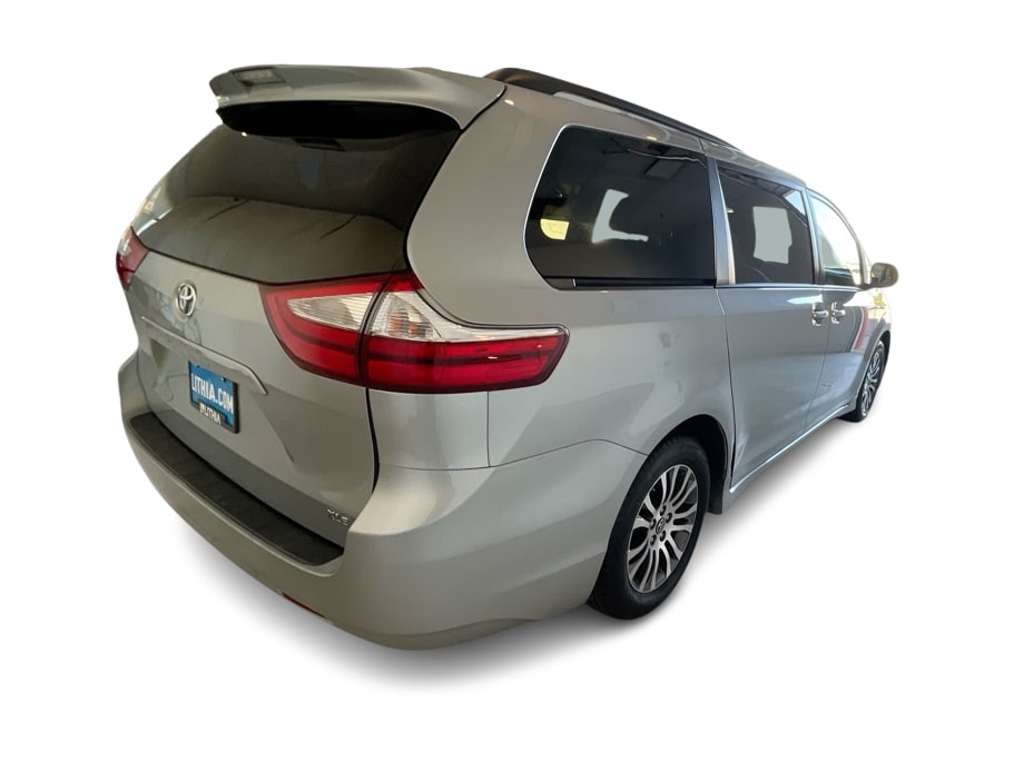 Thumbnail: 2019 Toyota Sienna - 19