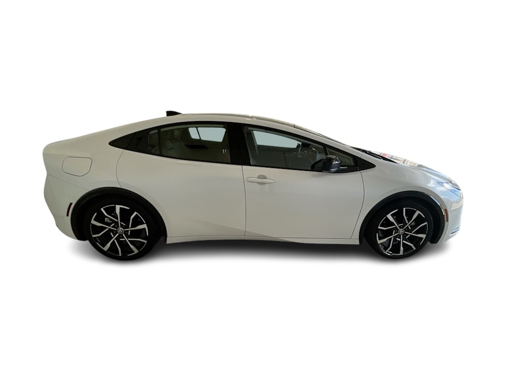 Thumbnail: 2026 Toyota Prius v - 20