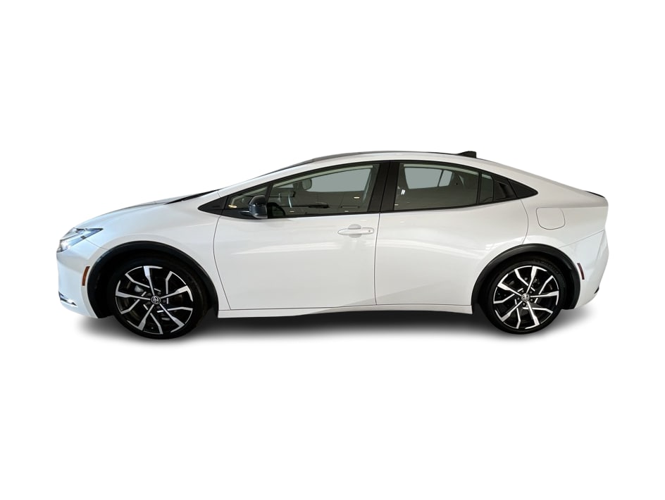 Thumbnail: 2026 Toyota Prius v - 3