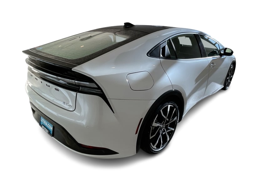 Thumbnail: 2026 Toyota Prius v - 18