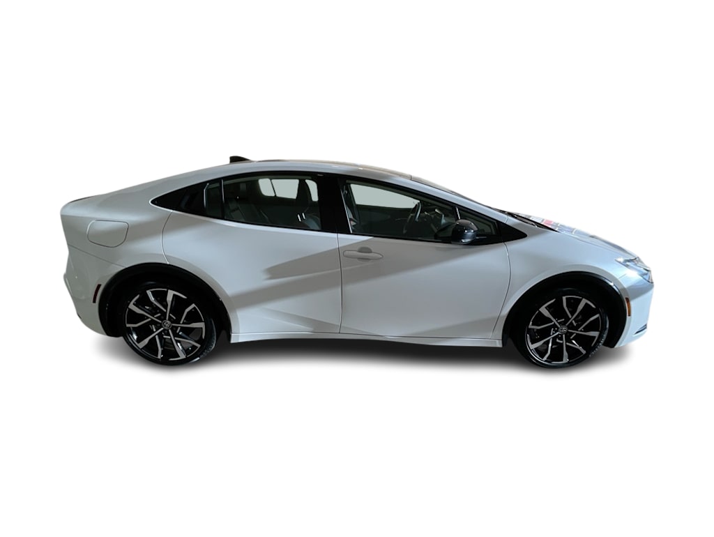 Thumbnail: 2026 Toyota Prius v - 19