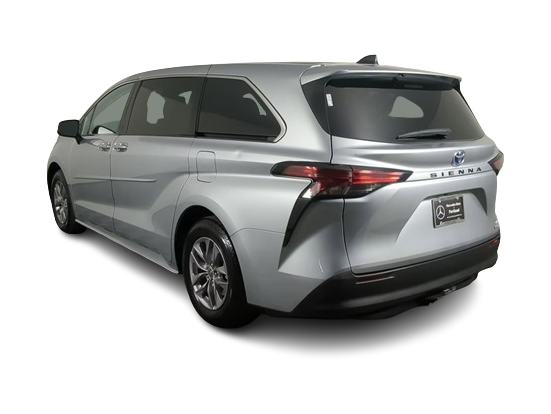 2022 Toyota Sienna LE 4