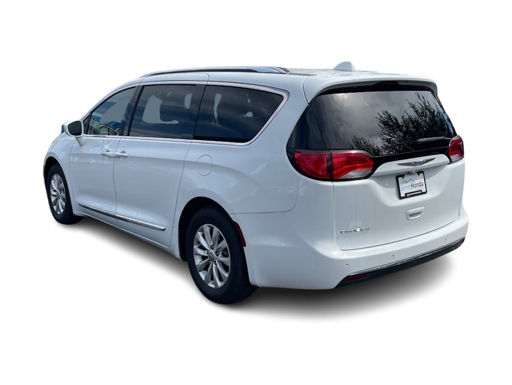 Thumbnail: 2018 Chrysler Pacifica - 4