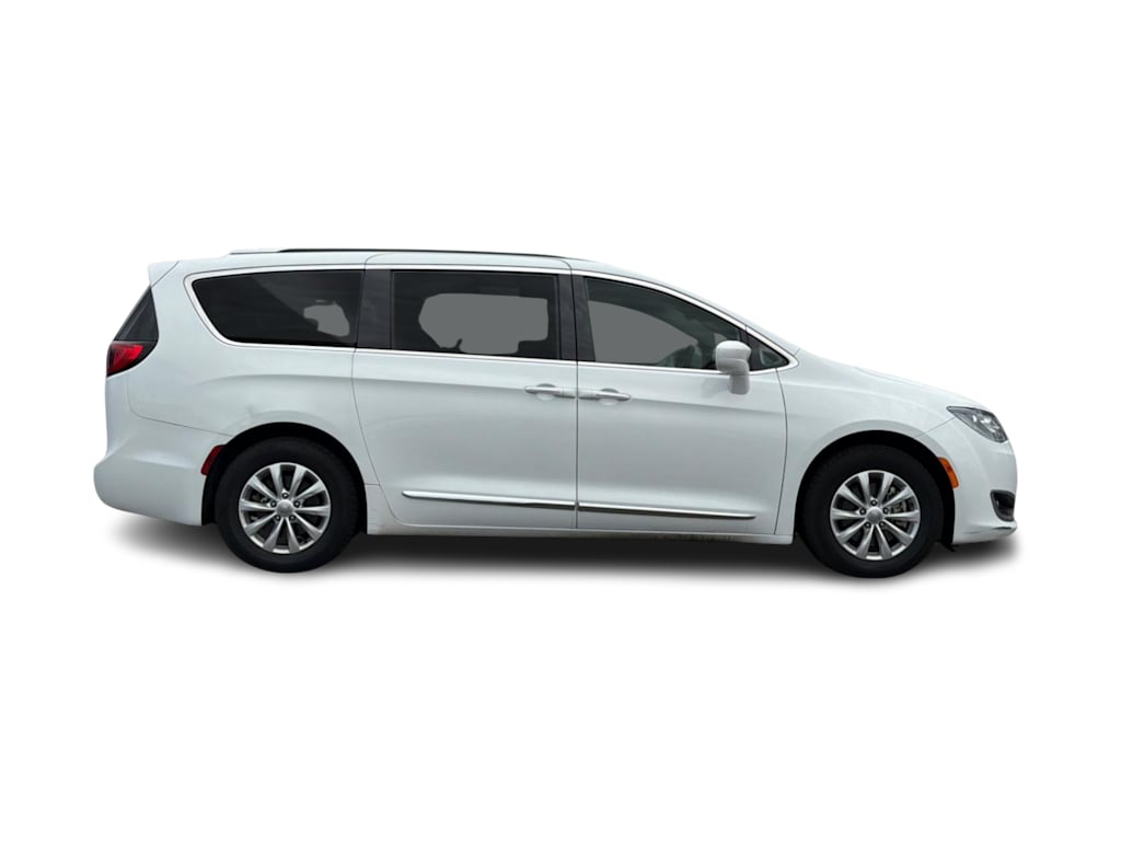 Thumbnail: 2018 Chrysler Pacifica - 17