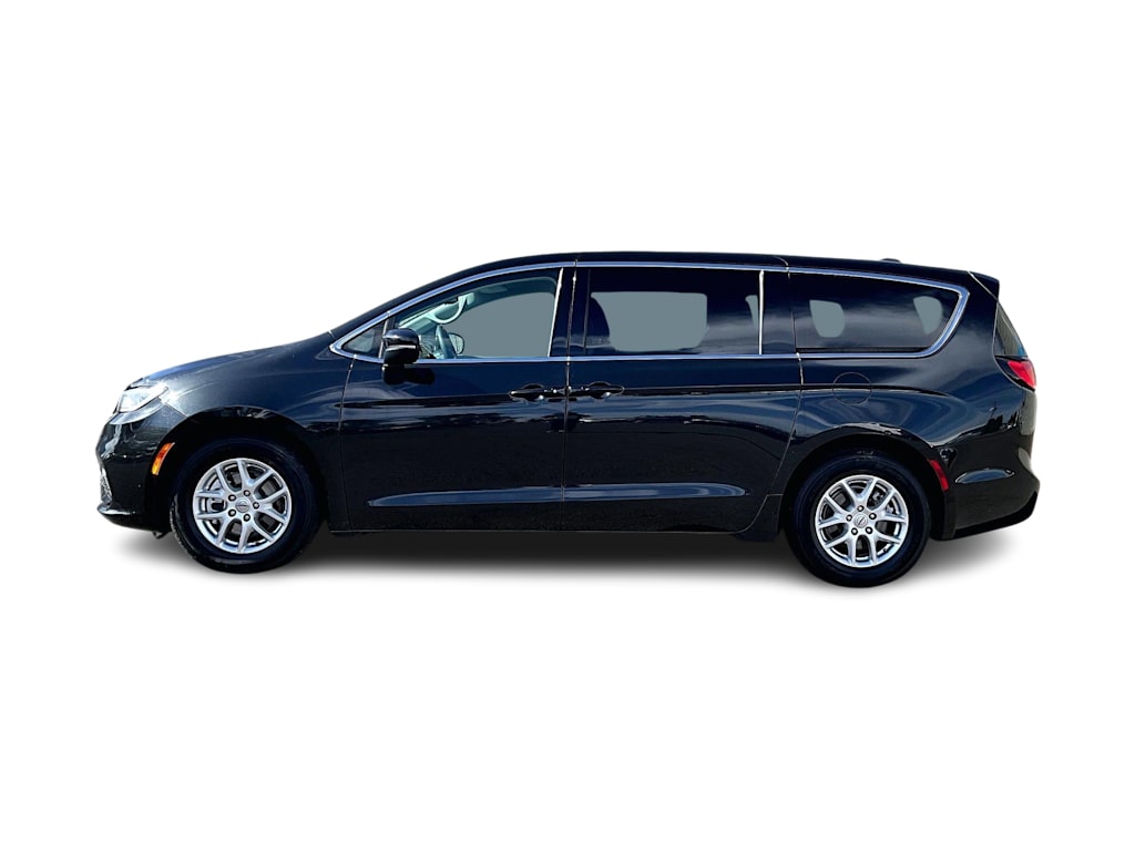Thumbnail: 2023 Chrysler Pacifica - 3