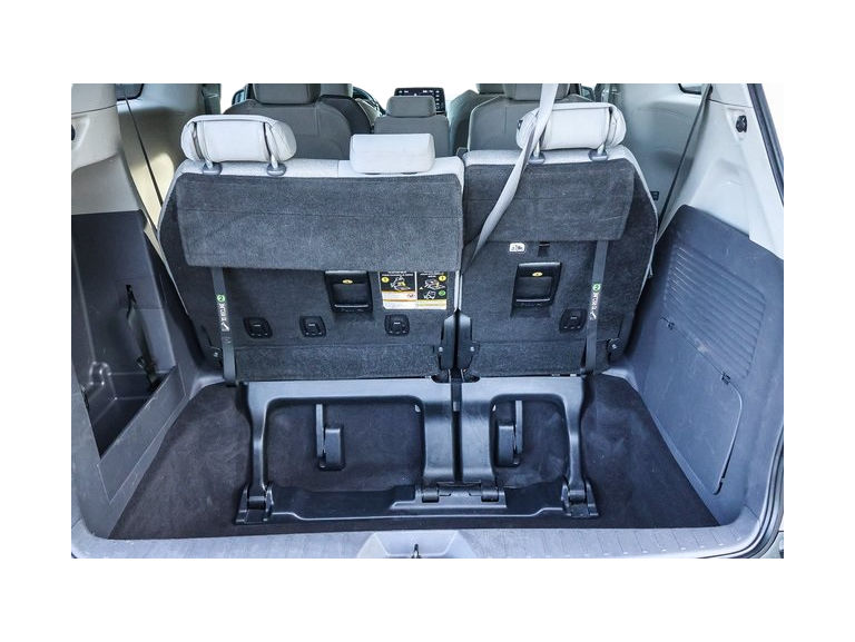 2022 Toyota Sienna LE 17