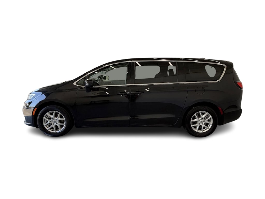 Thumbnail: 2023 Chrysler Pacifica - 3