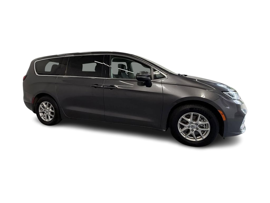 Thumbnail: 2023 Chrysler Pacifica - 17