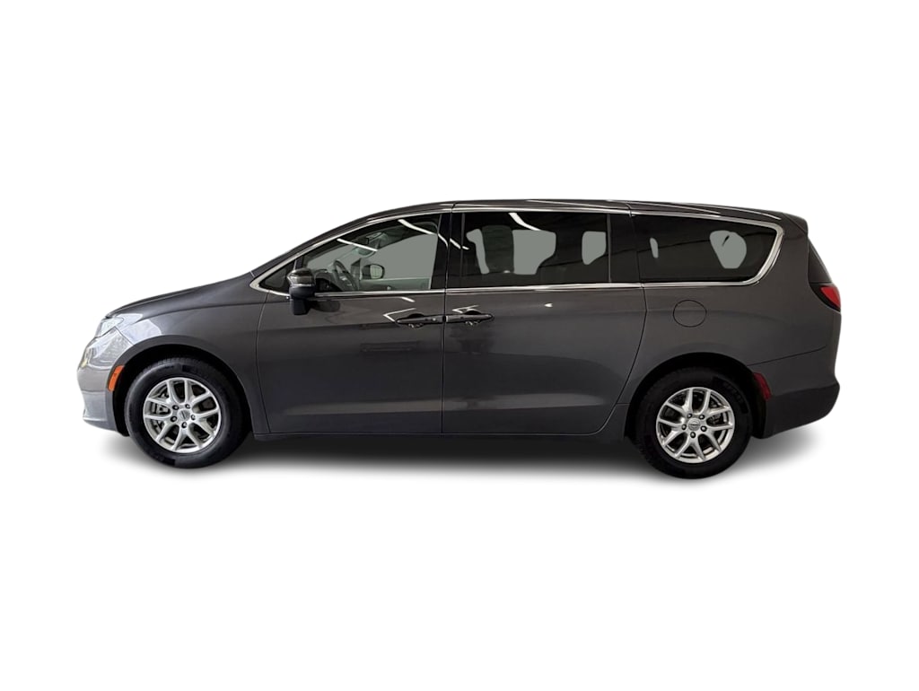 Thumbnail: 2023 Chrysler Pacifica - 3