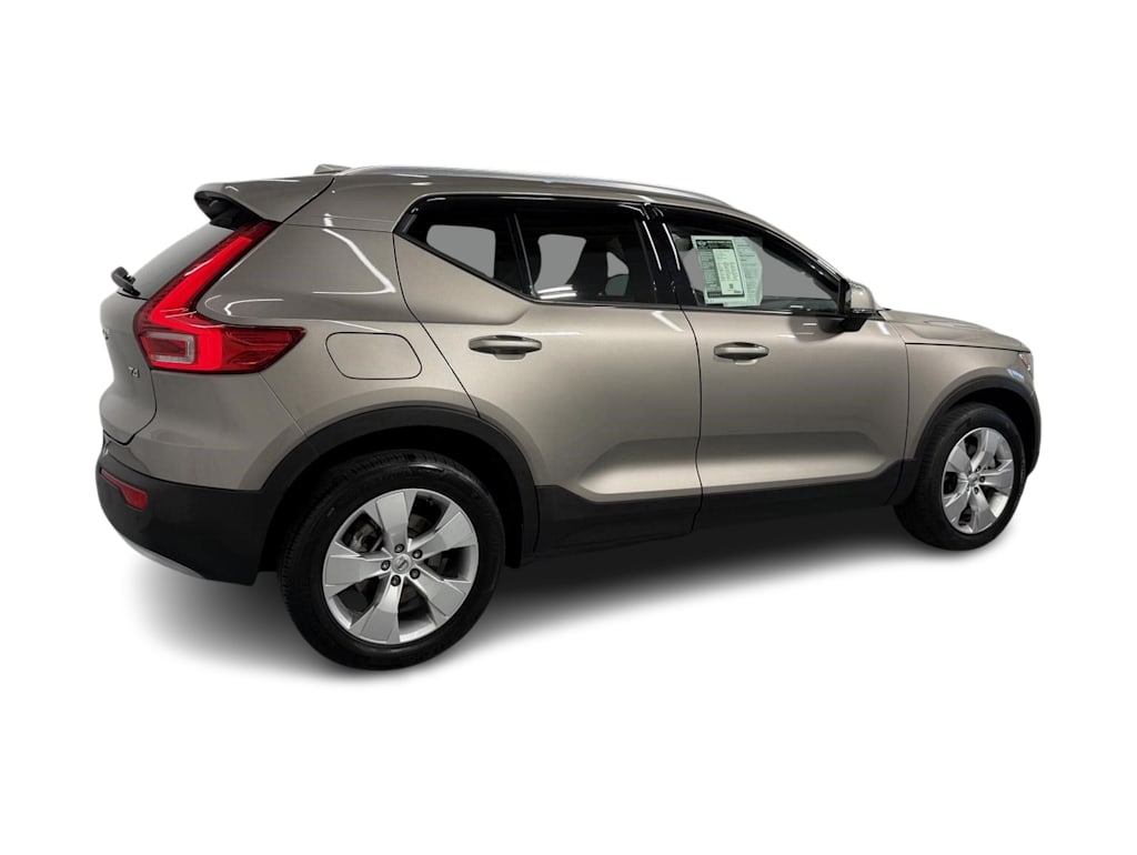 Thumbnail: 2022 Volvo XC40 - 16