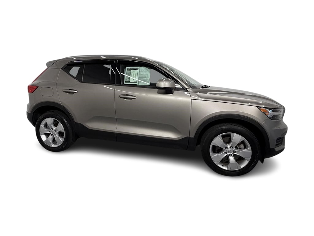 Thumbnail: 2022 Volvo XC40 - 17