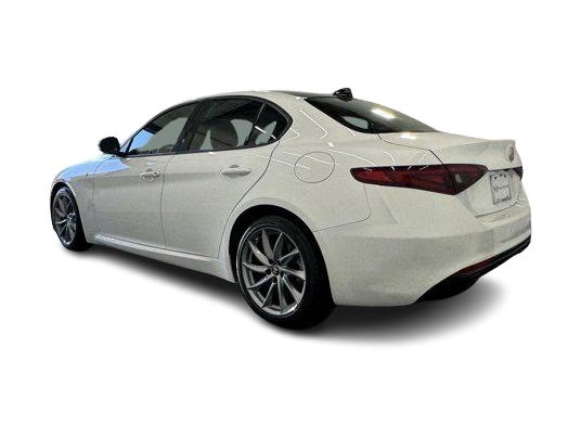 Thumbnail: 2022 Alfa Romeo Giulia - 4