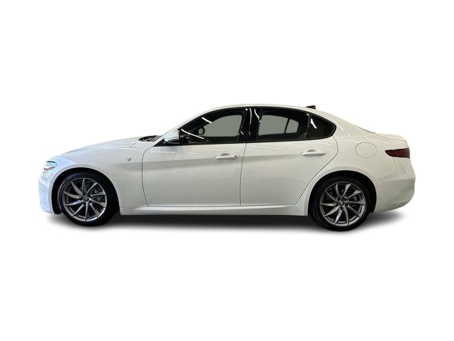 Thumbnail: 2022 Alfa Romeo Giulia - 3