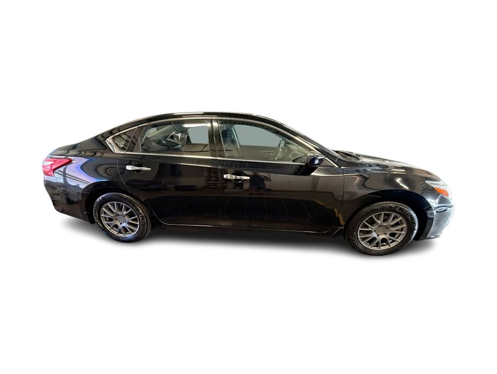 Thumbnail: 2017 Nissan Altima - 23