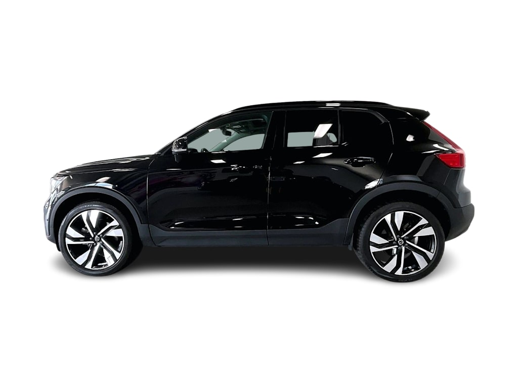 Thumbnail: 2025 Volvo XC40 - 3