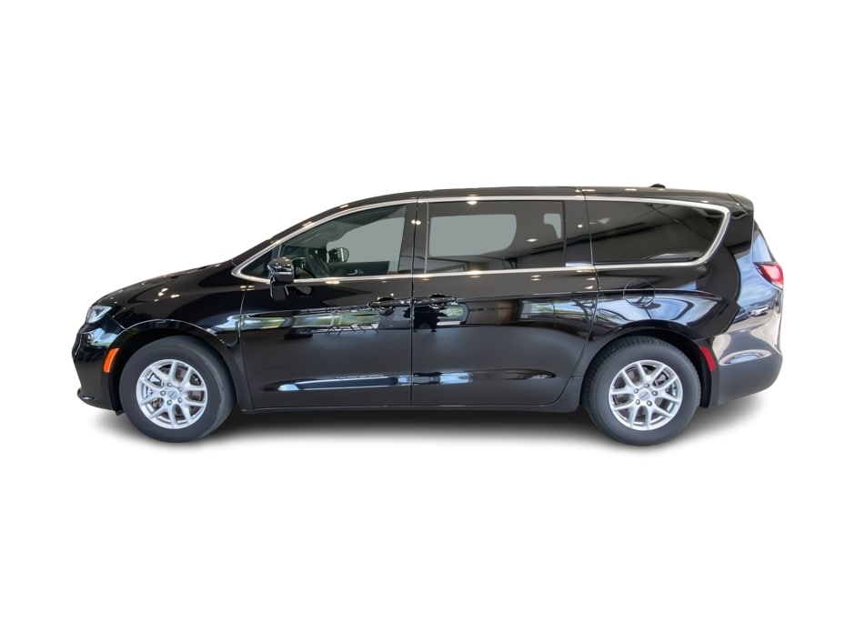 Thumbnail: 2025 Chrysler Pacifica - 3