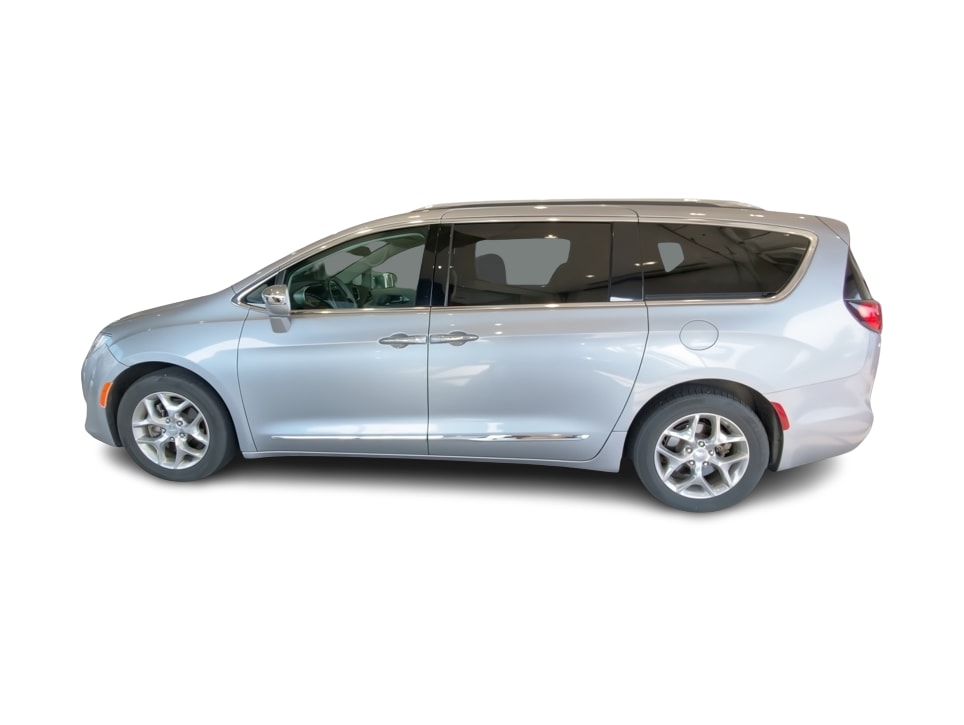 Thumbnail: 2018 Chrysler Pacifica - 3