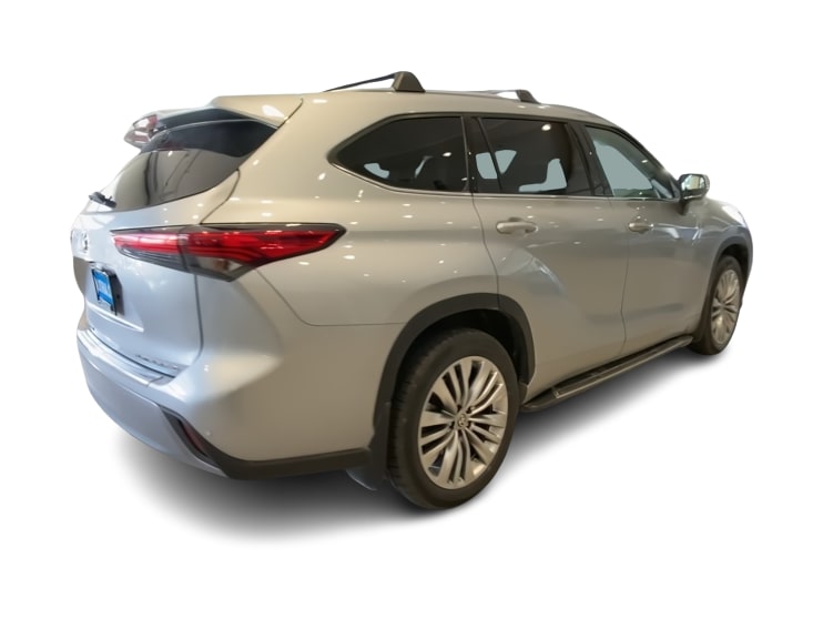 Thumbnail: 2023 Toyota Highlander - 18