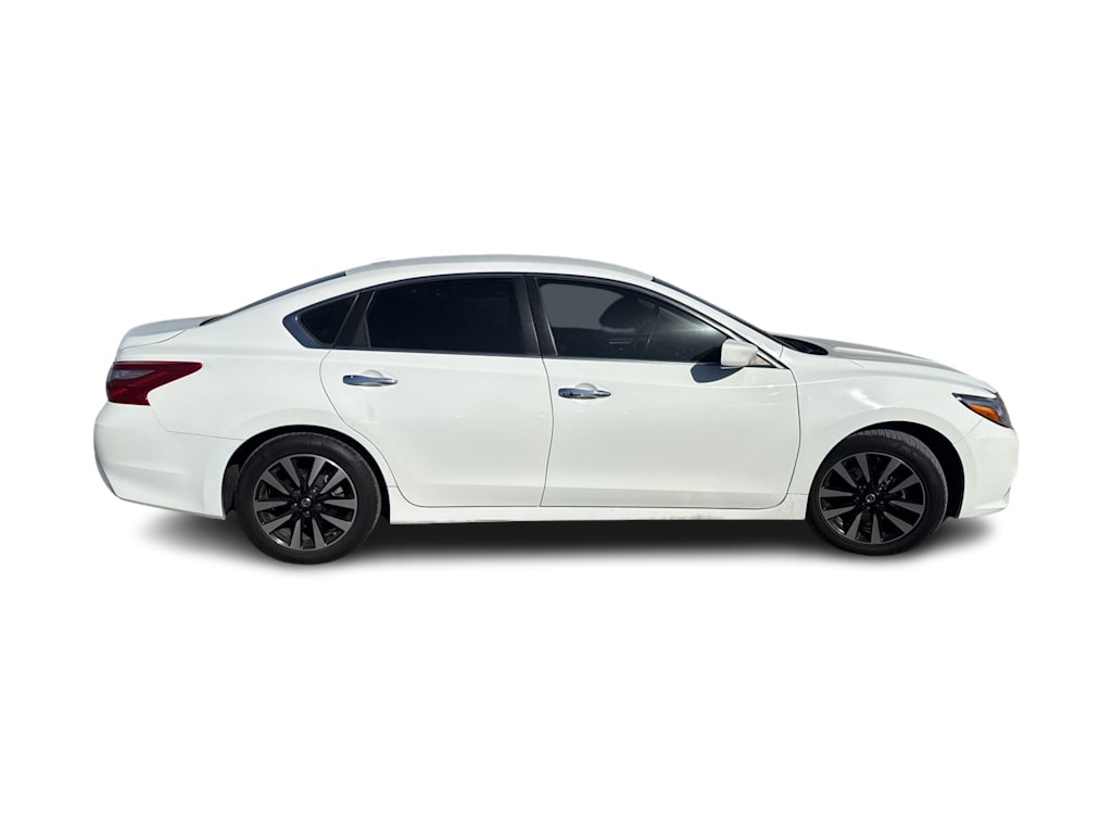 Thumbnail: 2018 Nissan Altima - 16
