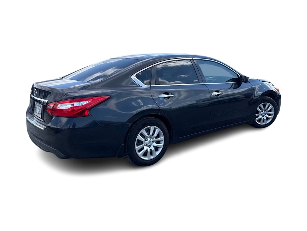 Thumbnail: 2016 Nissan Altima - 16