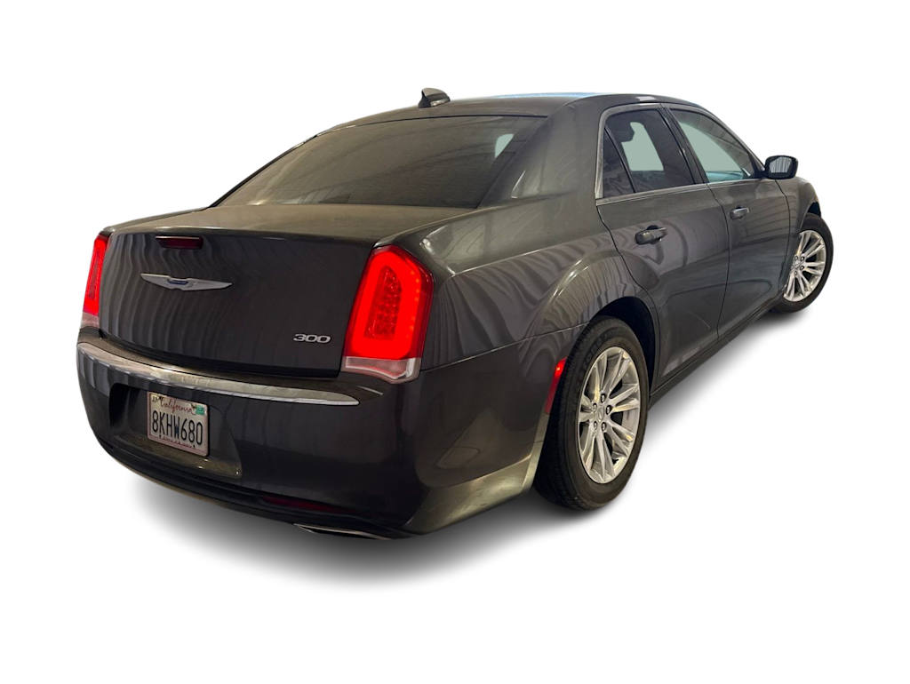 Thumbnail: 2019 Chrysler 300 - 17
