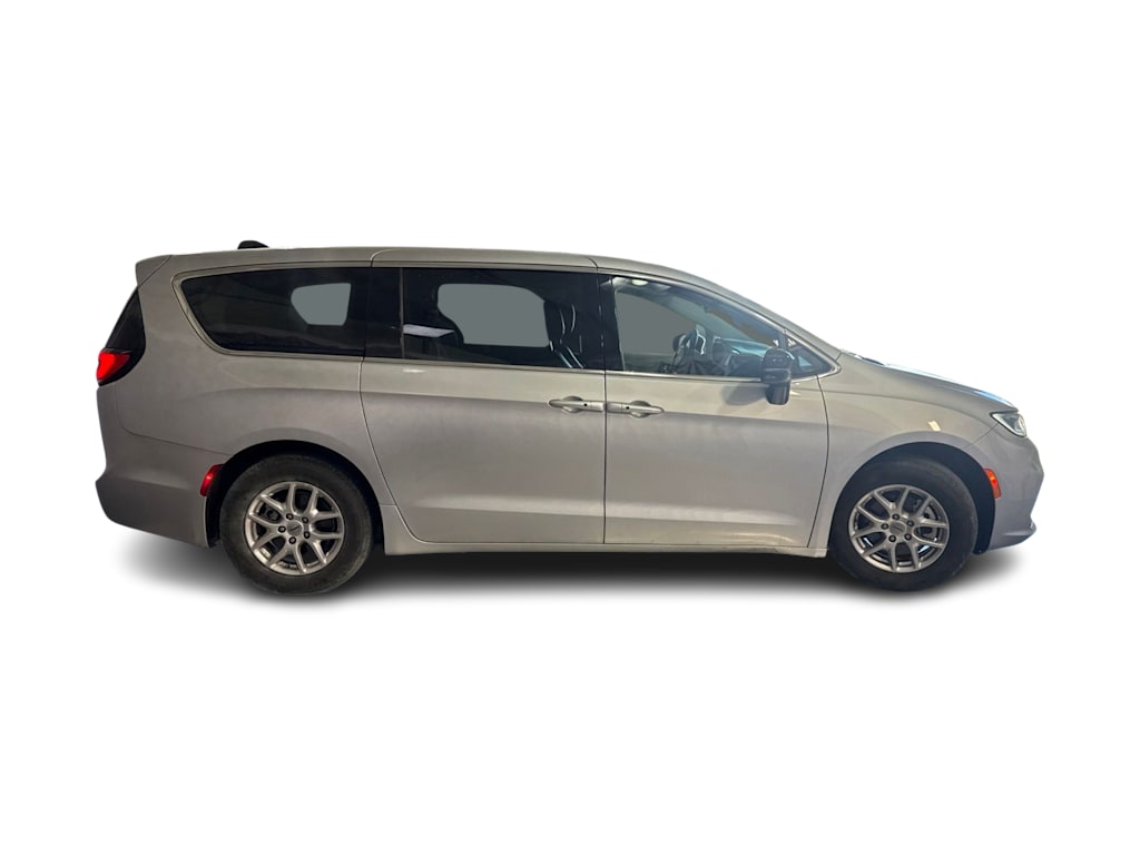 Thumbnail: 2024 Chrysler Pacifica - 16