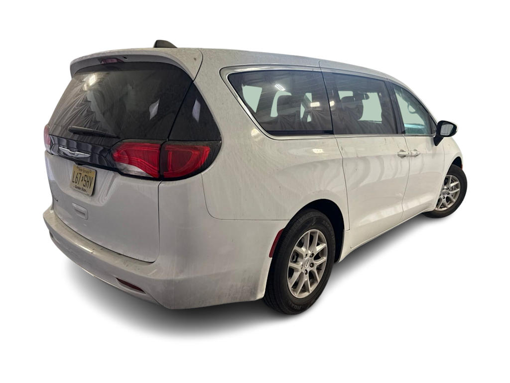 Thumbnail: 2023 Chrysler Voyager - 18