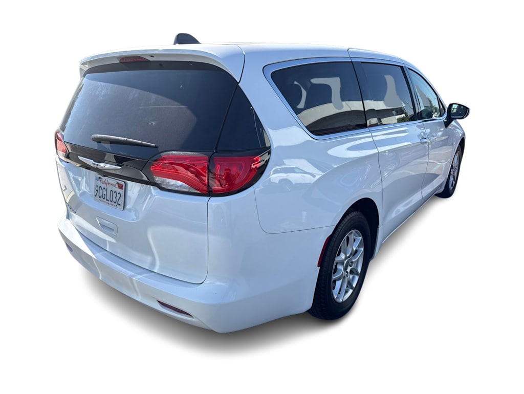 Thumbnail: 2022 Chrysler Voyager - 18