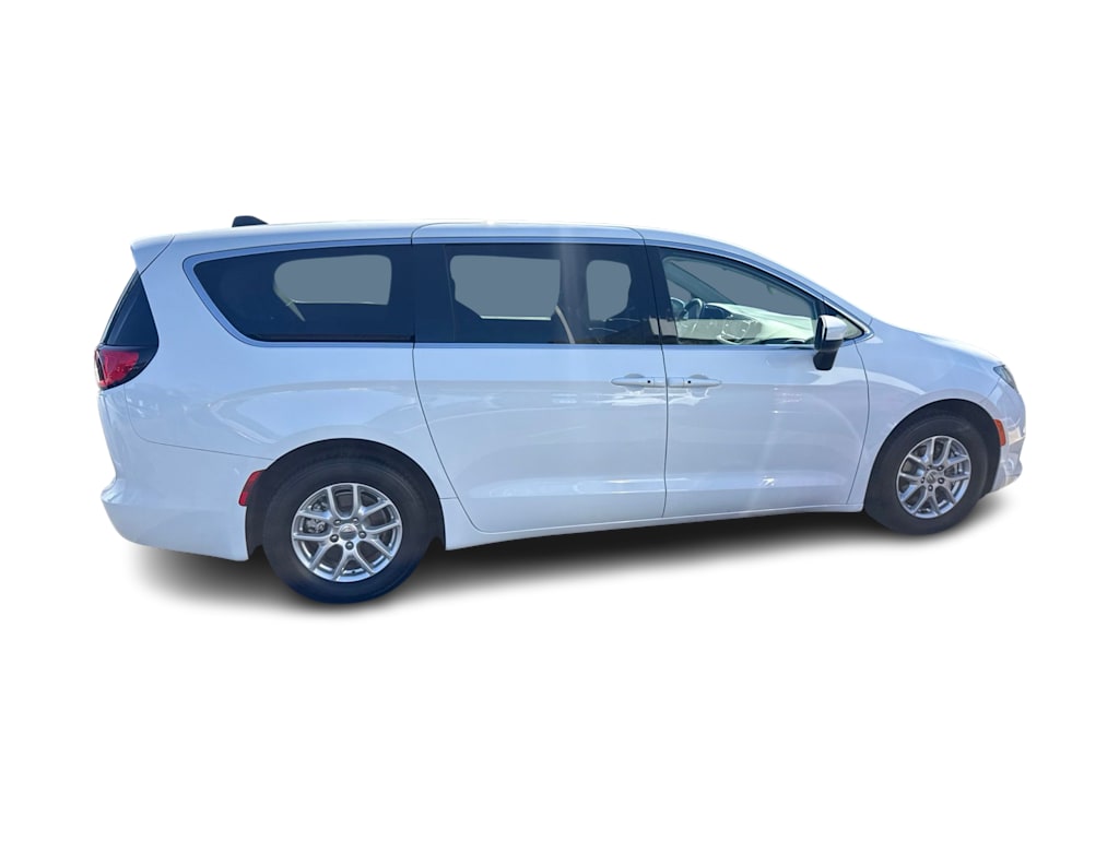 Thumbnail: 2022 Chrysler Voyager - 17
