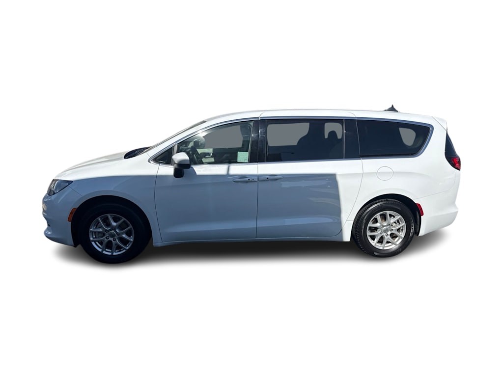 Thumbnail: 2022 Chrysler Voyager - 3