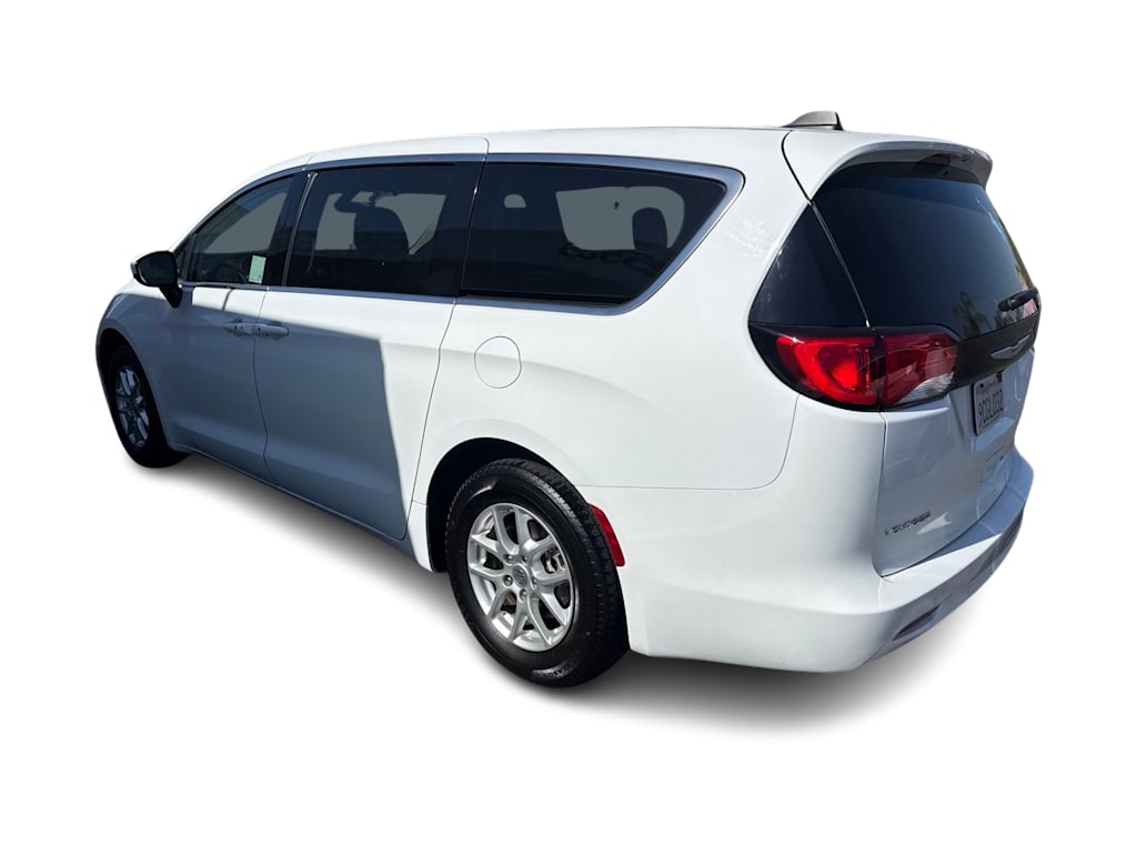 Thumbnail: 2022 Chrysler Voyager - 4