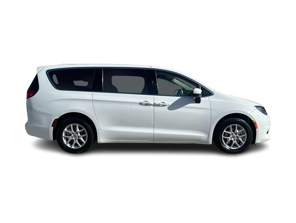Thumbnail: 2022 Chrysler Voyager - 17