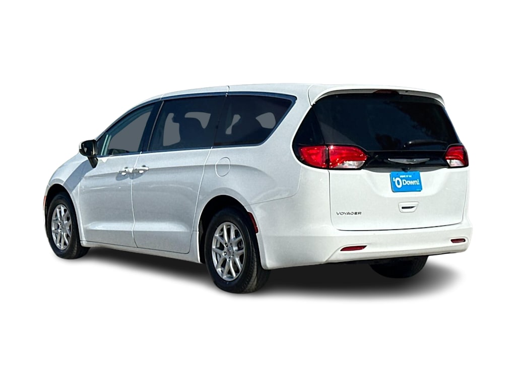 Thumbnail: 2022 Chrysler Voyager - 4