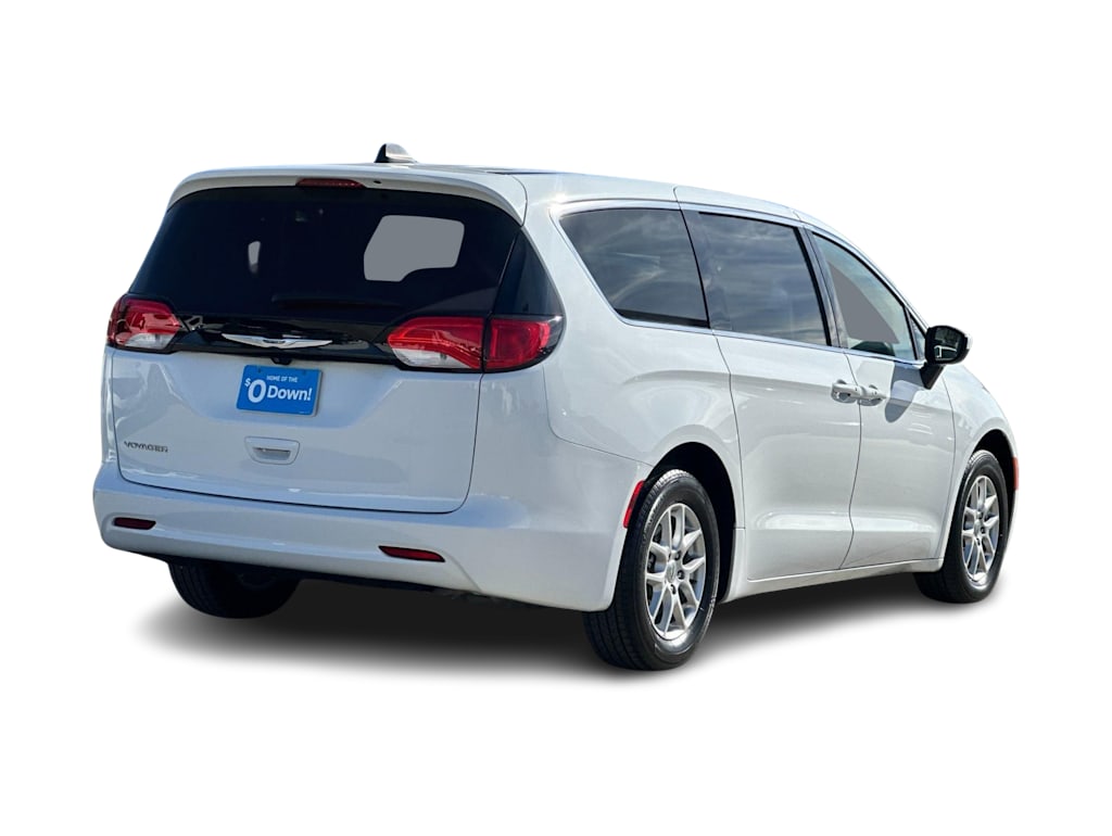 Thumbnail: 2022 Chrysler Voyager - 16