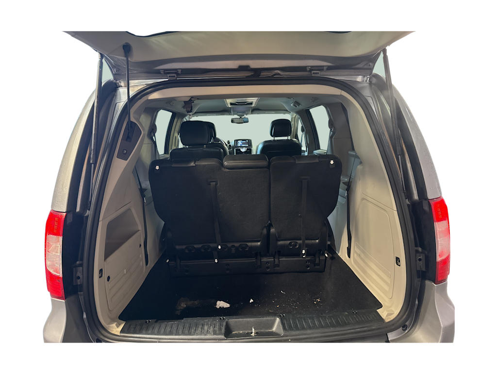 Thumbnail: 2016 Chrysler Town & Country - 11