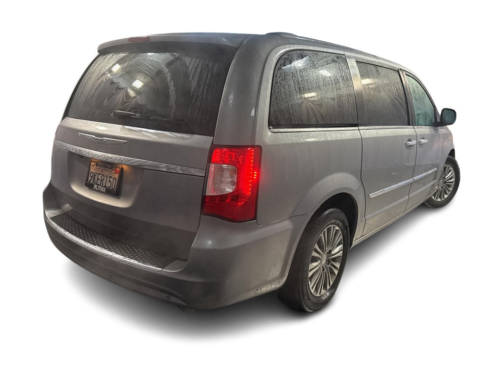 Thumbnail: 2016 Chrysler Town & Country - 15