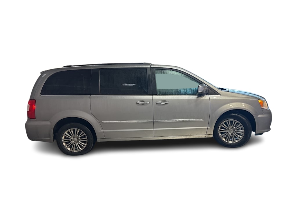 Thumbnail: 2016 Chrysler Town & Country - 14