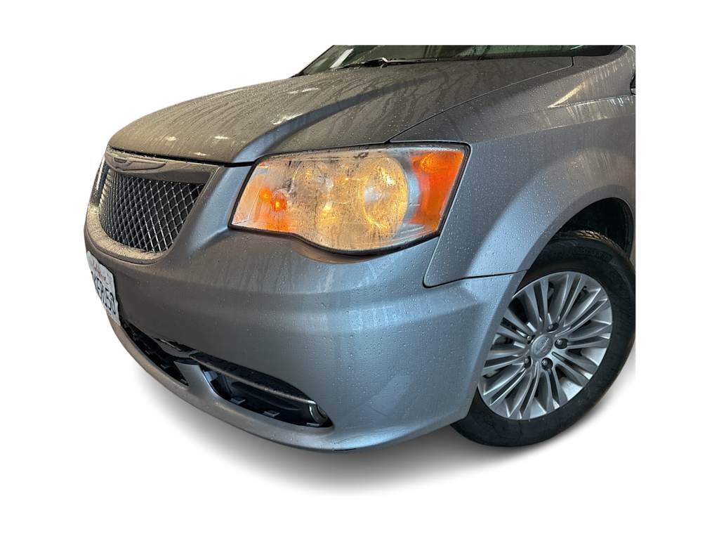 Thumbnail: 2016 Chrysler Town & Country - 17