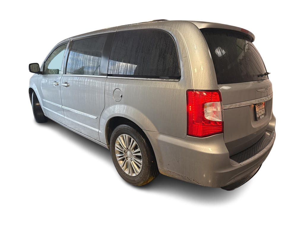 Thumbnail: 2016 Chrysler Town & Country - 3