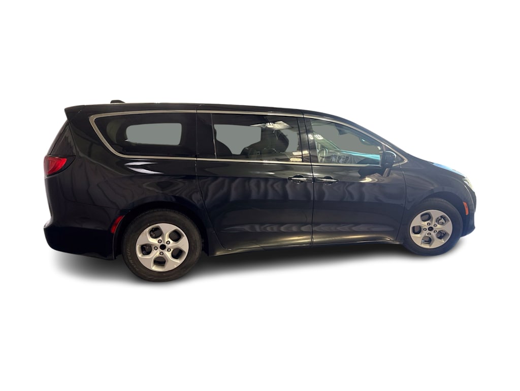 Thumbnail: 2018 Chrysler Pacifica - 14