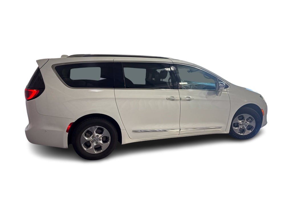 Thumbnail: 2018 Chrysler Pacifica - 16