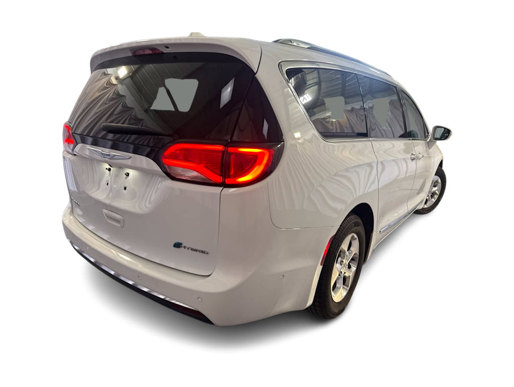 Thumbnail: 2018 Chrysler Pacifica - 17