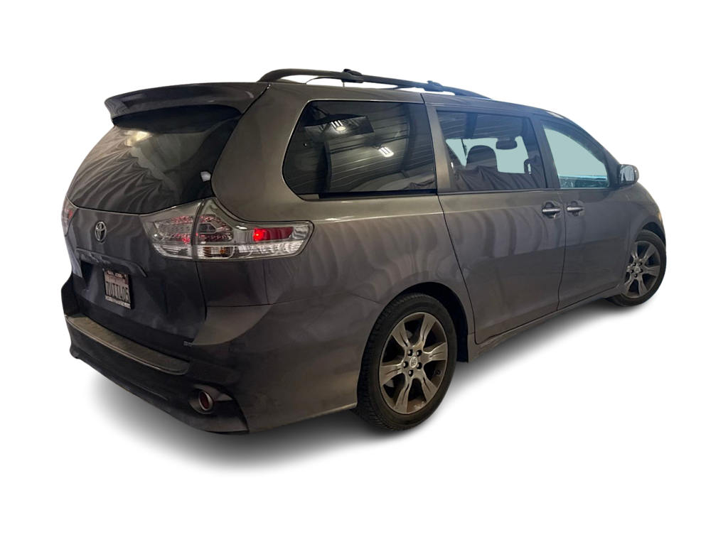 Thumbnail: 2016 Toyota Sienna - 13