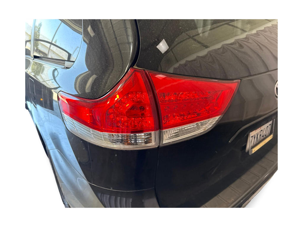 Thumbnail: 2014 Toyota Sienna - 17